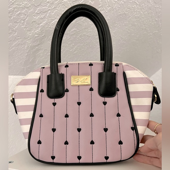 Betsey Johnson Handbags - NWOT BETSEY JOHNSON HANDBAG